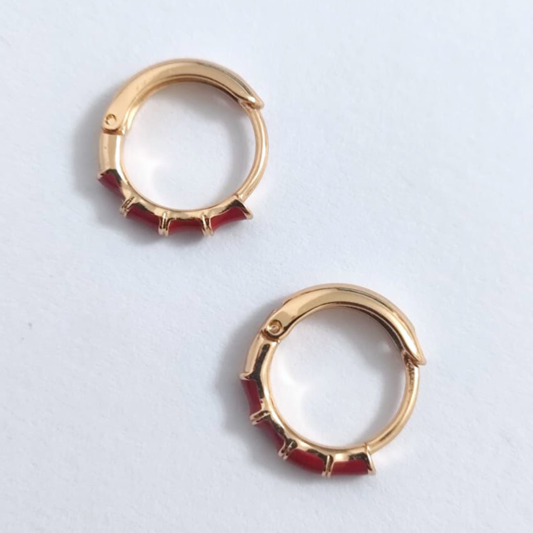 Arete cerrado con detalles de color