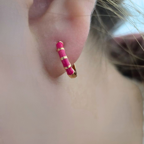 Arete cerrado con detalles de color