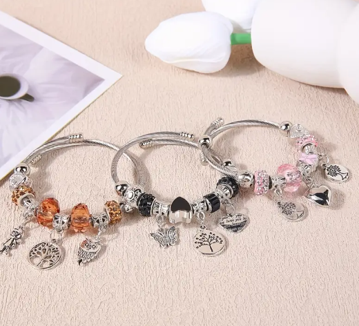 Pulsera brazalete con charms