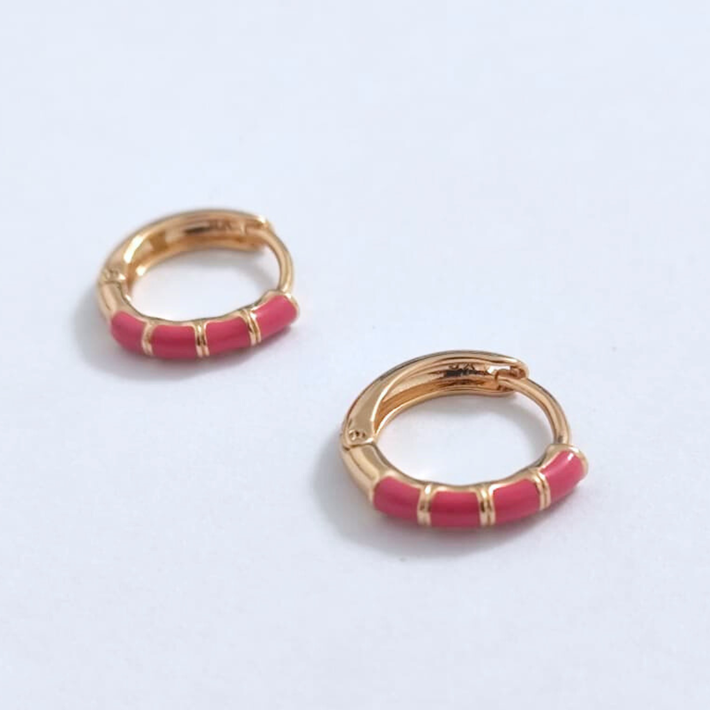 Arete cerrado con detalles de color