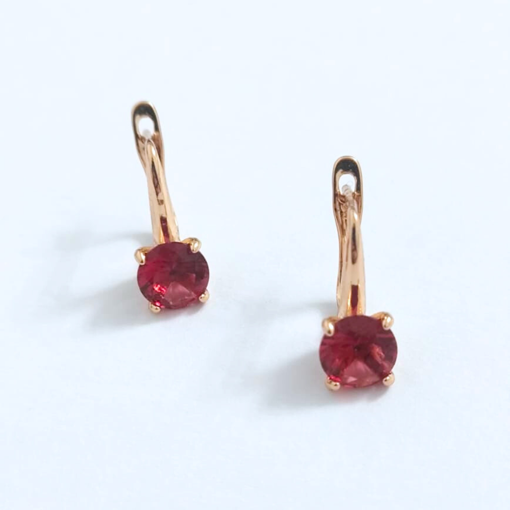 Aretes cerrados con cristal rojo