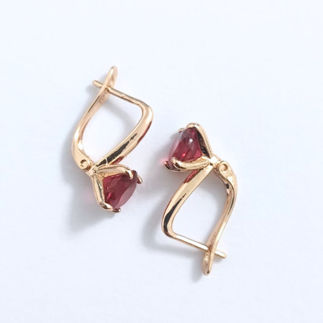 Aretes cerrados con cristal rojo