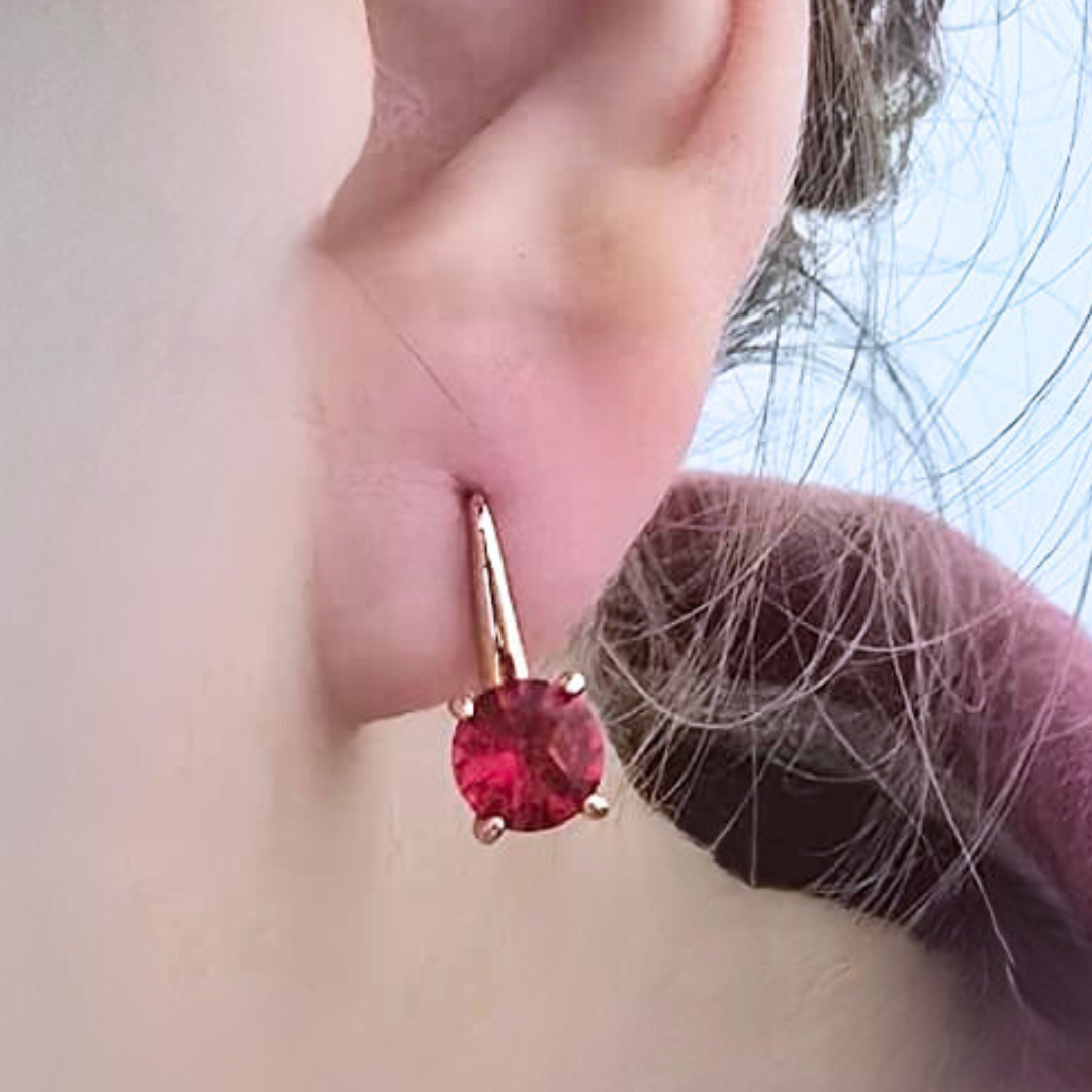 Aretes cerrados con cristal rojo