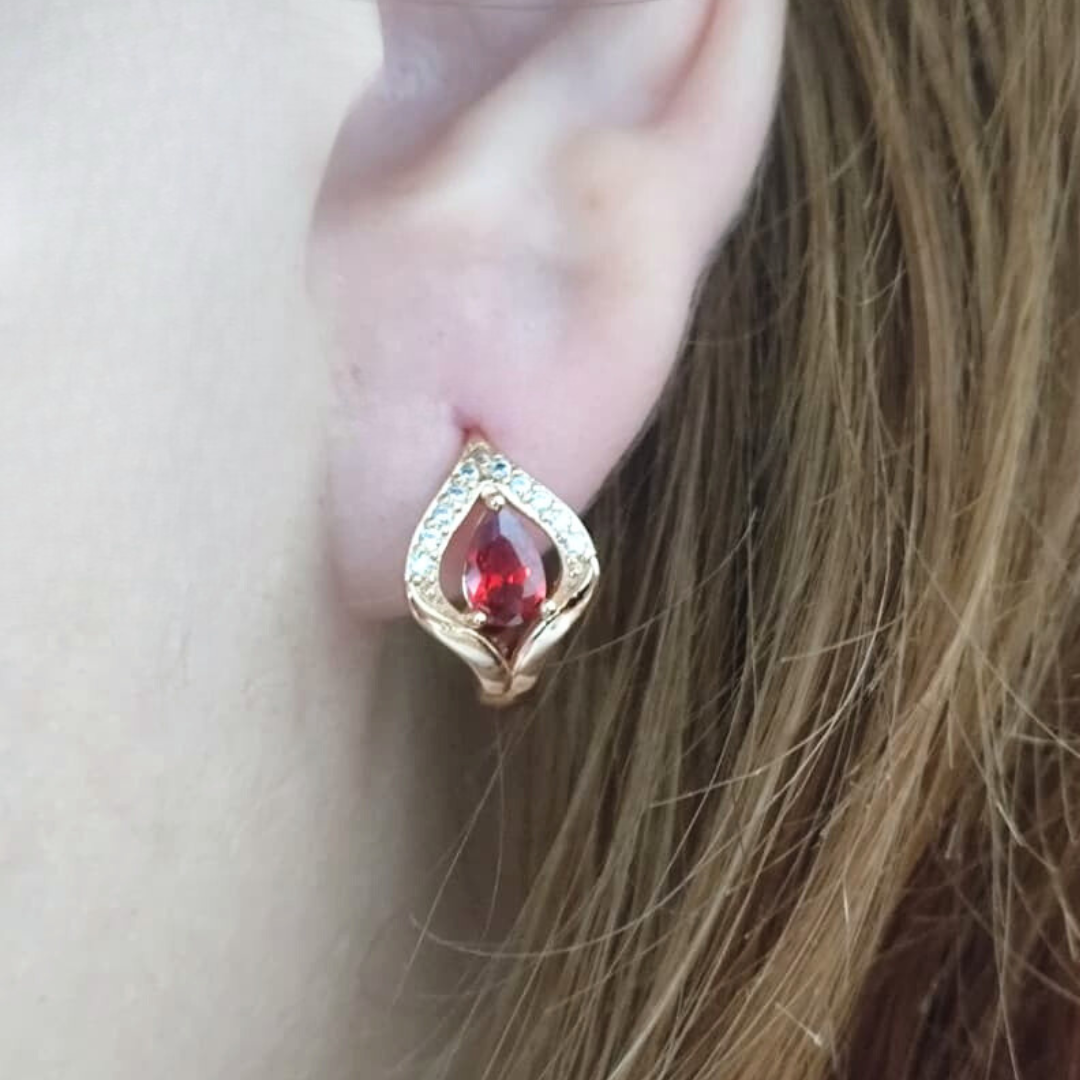 Aretes cerrados con cristal rojo