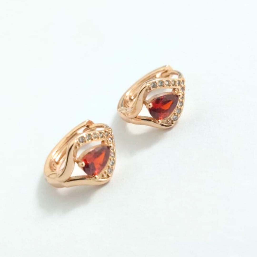 Aretes cerrados con cristal rojo
