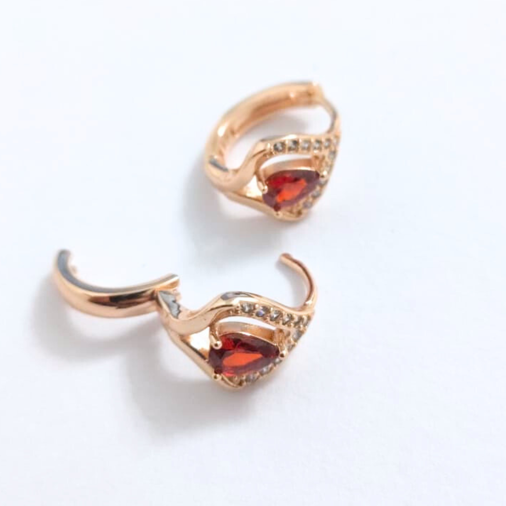 Aretes cerrados con cristal rojo