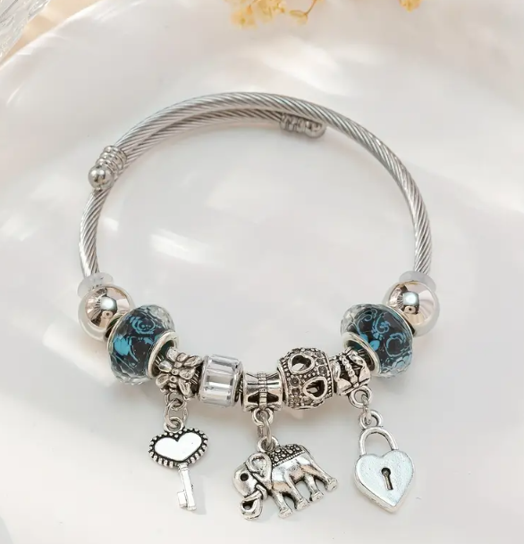 Pulsera brazalete con charms azul y elefante
