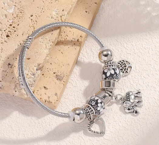 Pulsera brazalete con charms negro y elefante