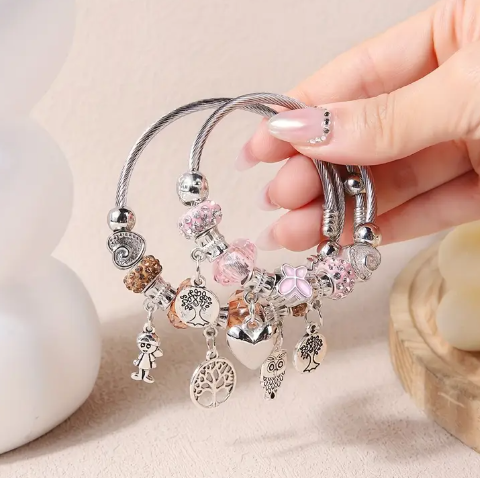 Pulsera brazalete con charms