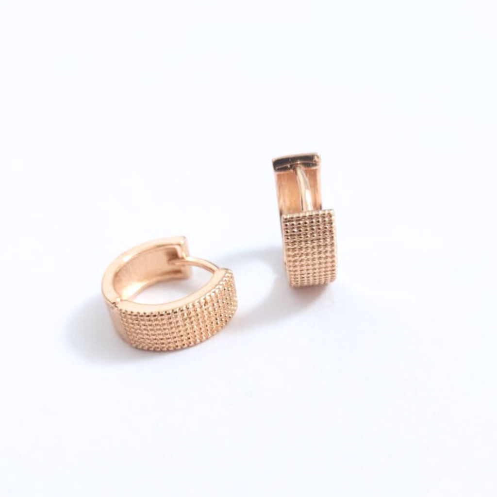 Aretes dorados cerrados