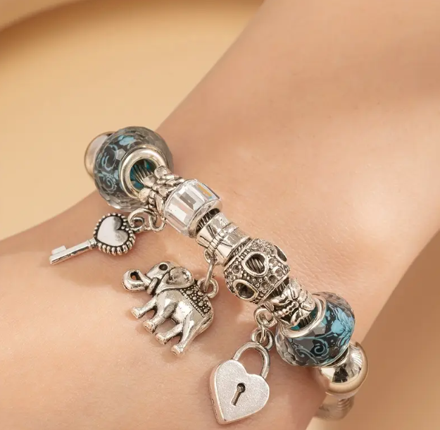 Pulsera brazalete con charms azul y elefante