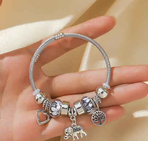Pulsera brazalete con charms negro y elefante