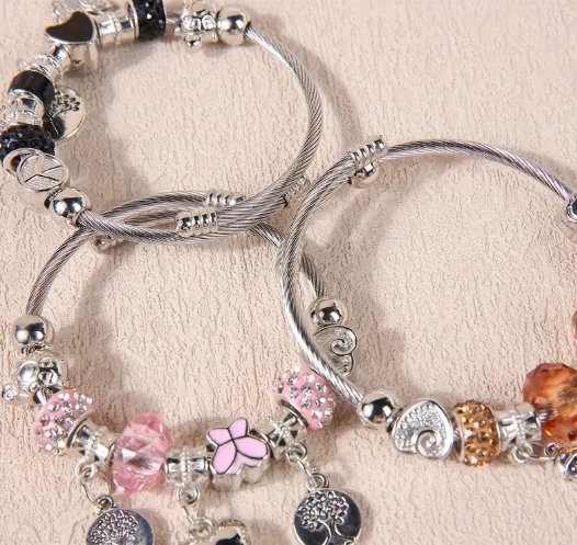 Pulsera brazalete con charms