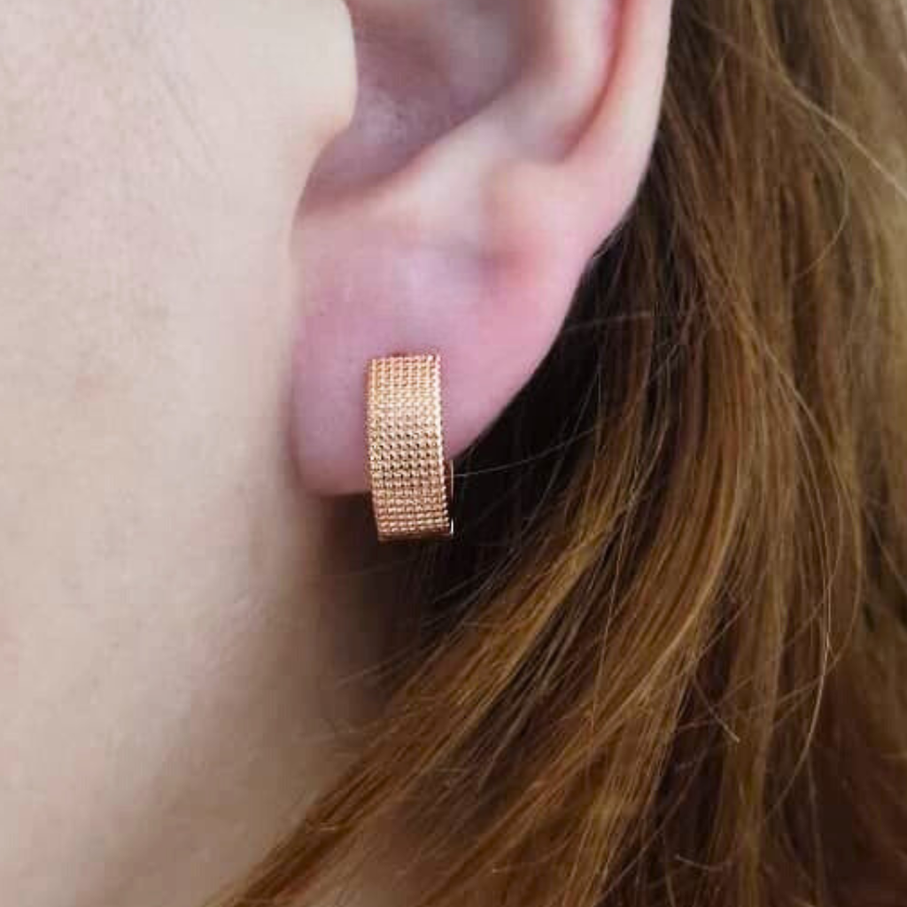 Aretes dorados cerrados