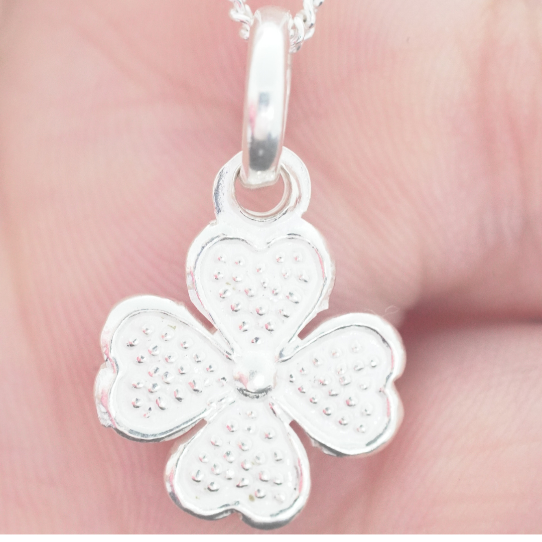 Collar de plata con dije de trébol