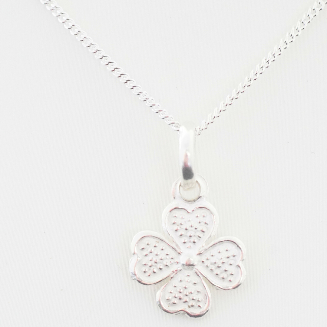 Collar de plata con dije de trébol