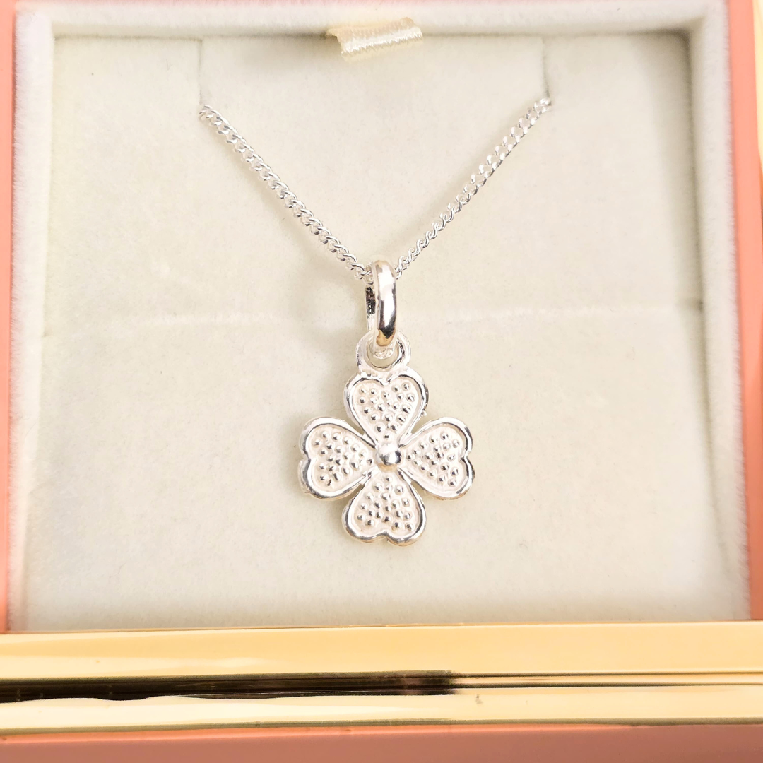 Collar de plata con dije de trébol