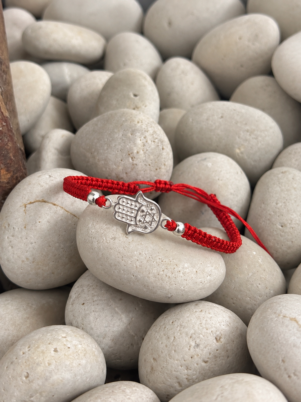 Pulsera tejida con dije de plata de mano de Fátima