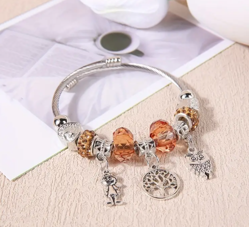 Pulsera brazalete con charms