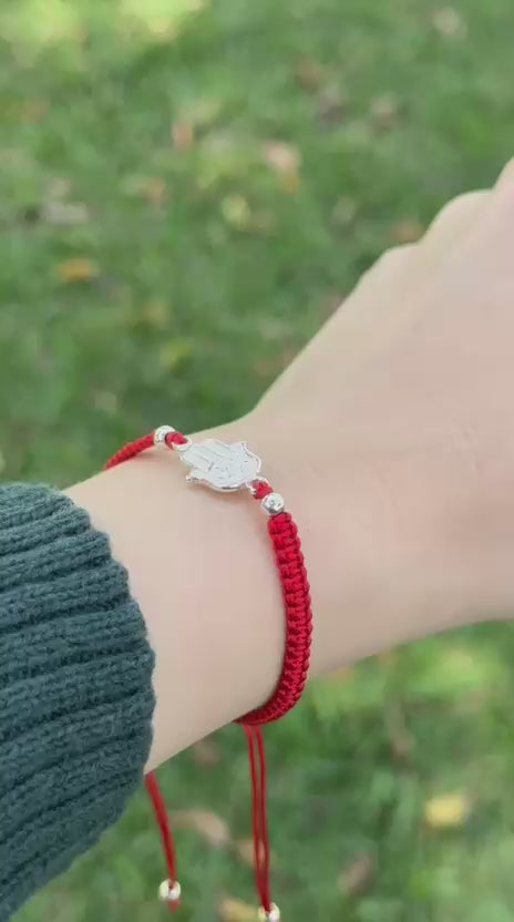Pulsera tejida con dije de plata de mano de Fátima