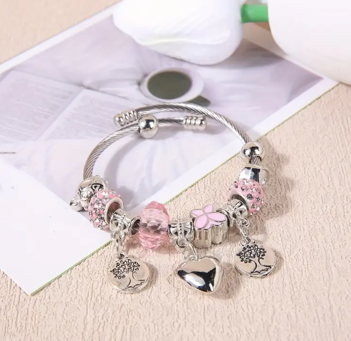 Pulsera brazalete con charms